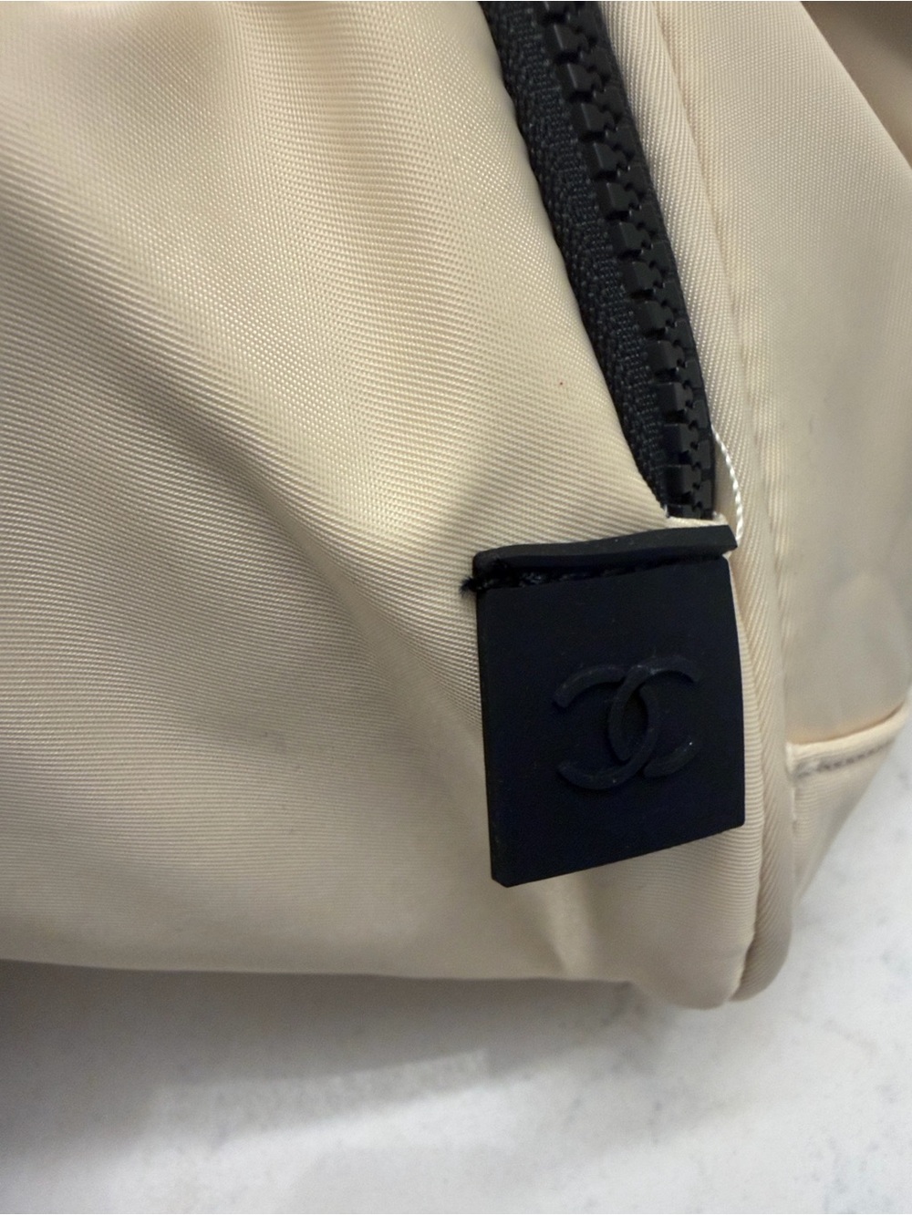 Like new Chanel Cream and Black unisex duffle Bag g-w-p - Picture 4 of 9